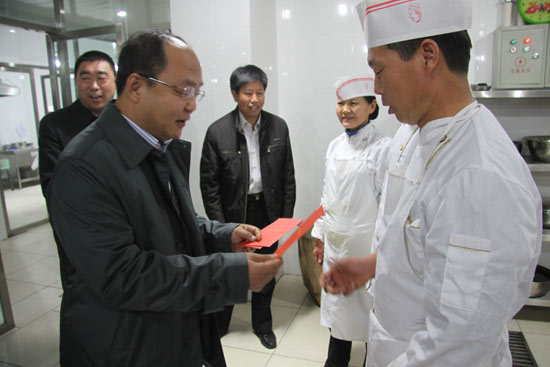 李钢董事长向维邦物业员工食堂厨师送上慰问金